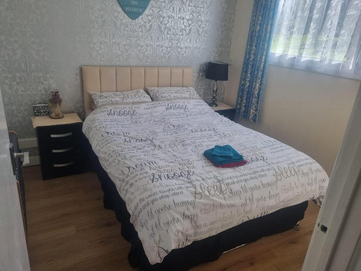 Beautiful 2-Bed Villa In Камелфорд Екстериор снимка